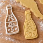 Emporte-pièce anniversaire prénom et âge personnalisé : version « Bouteille champagne », imprimé en 3D par 3D'CLYPSE