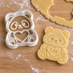 Emporte-pièce panda avec prénom personnalisé : version « Panda assis », imprimé en 3D par 3D'CLYPSE