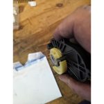 Vue de côté du bouchon de volets de turbulence monté dans l'actionneur BMW