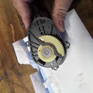 Bouchon de volets de turbulence BMW clipsé sur le secteur denté de l'actionneur (moteurs N47, N57, B47, B57)