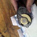 Bouchon de volets de turbulence BMW clipsé sur le secteur denté de l'actionneur (moteurs N47, N57, B47, B57)