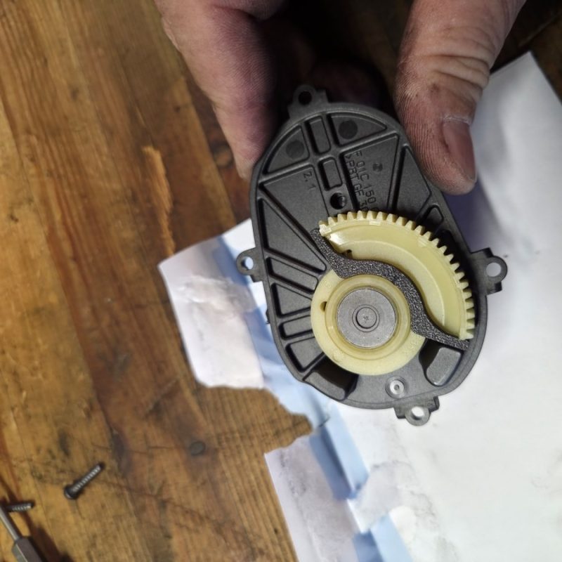Bouchon de volets de turbulence BMW clipsé sur le secteur denté de l'actionneur (moteurs N47, N57, B47, B57)
