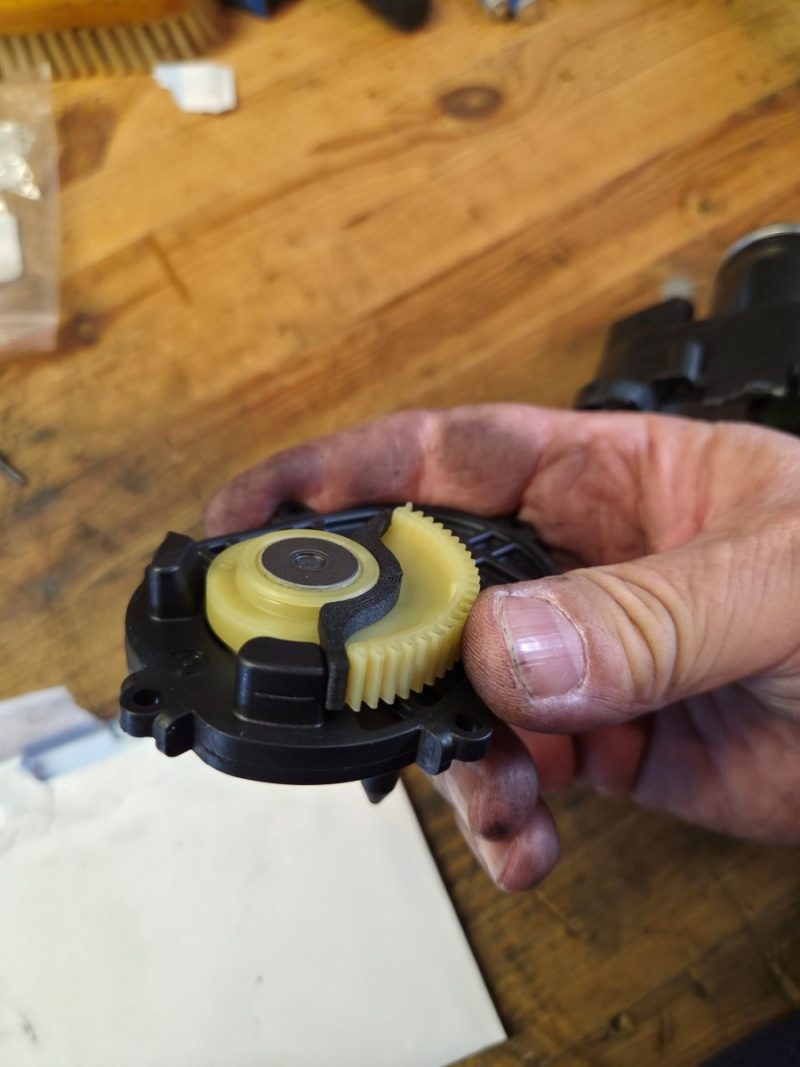 Cale de blocage swirl flap stopper clipsée sur l'engrenage de l'actionneur de volets d'admission BMW