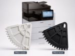 Pièce d'origine cassée comparée à la cassette de levage Samsung JC66-03278A neuve reproduite en impression 3D