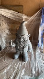 Nain de jardin biker XXL faisant un doigt d'honneur, imprimé en 3D avant peinture Raptor noir