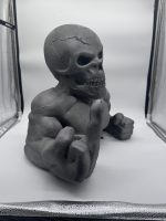Buste de squelette bodybuilder faisant un doigt d'honneur, impression 3D effet métal – vue trois quarts