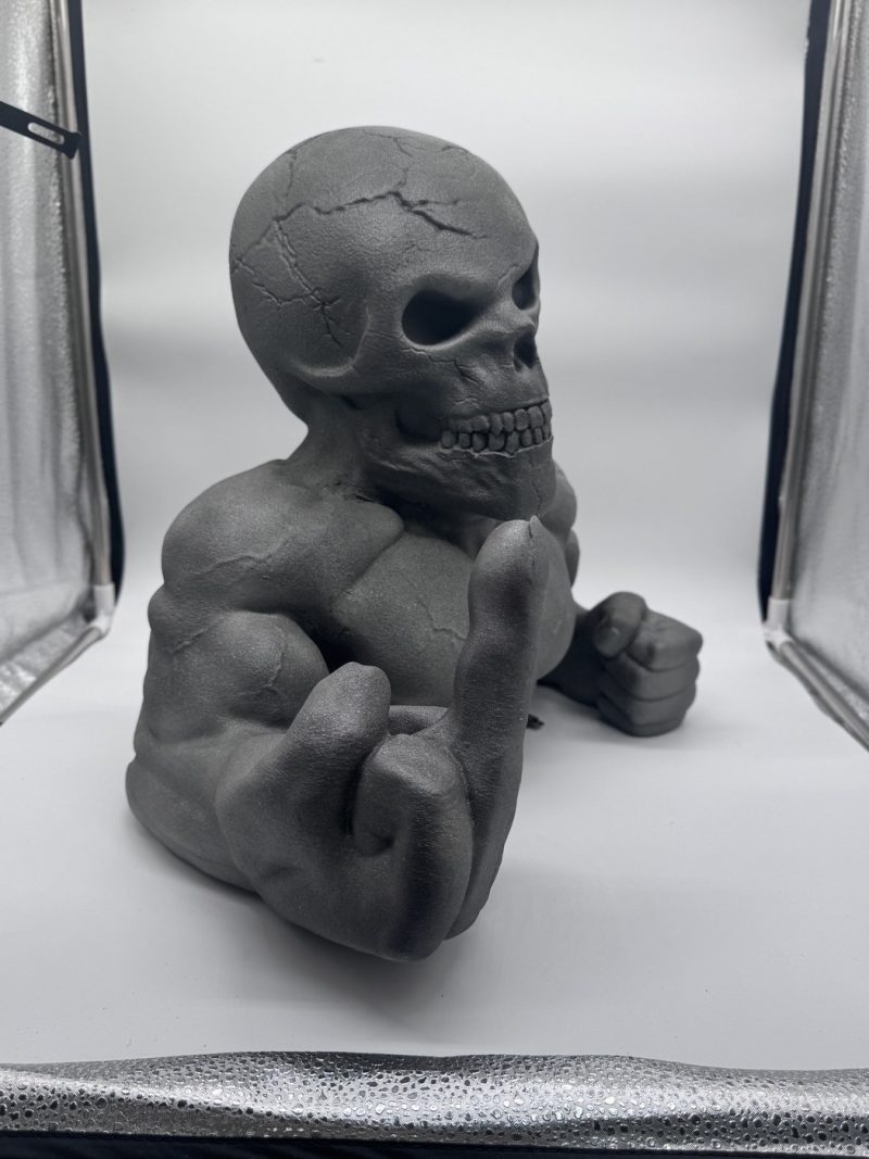 Buste de squelette bodybuilder faisant un doigt d'honneur, impression 3D effet métal – vue trois quarts