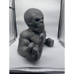 Buste de squelette bodybuilder faisant un doigt d'honneur, impression 3D effet métal – vue trois quarts