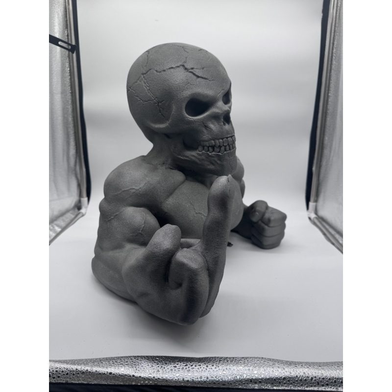 Buste de squelette bodybuilder faisant un doigt d'honneur, impression 3D effet métal – vue trois quarts