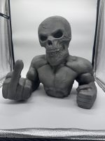 Statue tête de mort doigt d'honneur Skull Biker en peinture texturée gris effet métal – vue de face avec dent en or