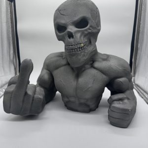 Statue tête de mort doigt d'honneur Skull Biker en peinture texturée gris effet métal – vue de face avec dent en or