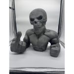 Statue tête de mort doigt d'honneur Skull Biker en peinture texturée gris effet métal – vue de face avec dent en or