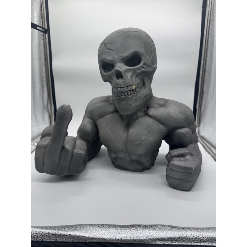 Statue tête de mort doigt d'honneur Skull Biker en peinture texturée gris effet métal – vue de face avec dent en or