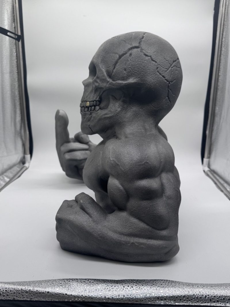 Statue Skull Biker de profil – crâne fissuré et musculature sculptée, peinture texturée effet métal