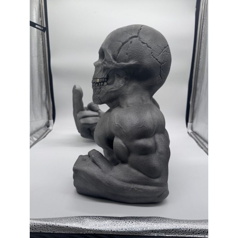 Statue Skull Biker de profil – crâne fissuré et musculature sculptée, peinture texturée effet métal