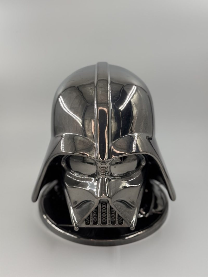 Support casque audio Dark Vador en chrome miroir – vue de face, reflets métallisés