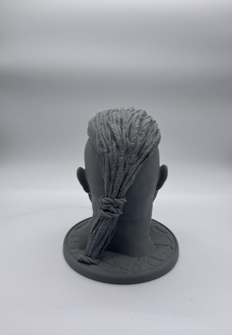 Vue arrière du support casque audio Ragnar – tresses nouées et socle à motifs nordiques