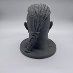 Vue arrière du support casque audio Ragnar – tresses nouées et socle à motifs nordiques