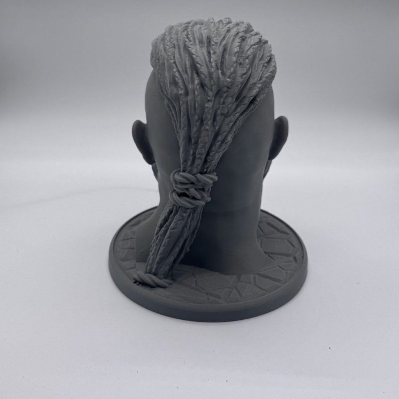 Vue arrière du support casque audio Ragnar – tresses nouées et socle à motifs nordiques