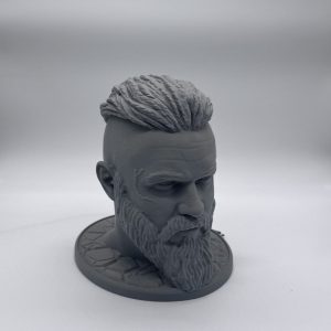 Support casque audio viking Ragnar imprimé en 3D, version grise – vue trois quarts