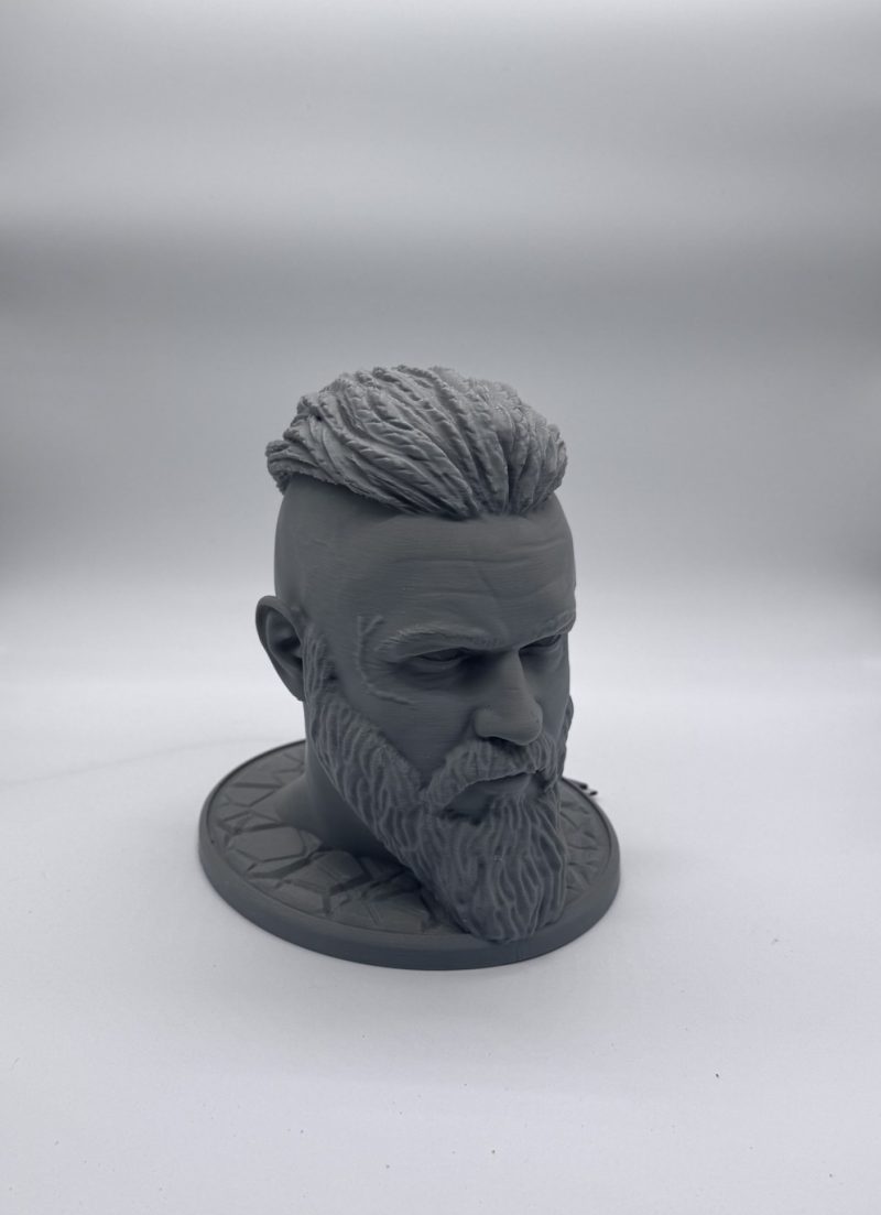 Support casque audio viking Ragnar imprimé en 3D, version grise – vue trois quarts
