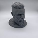 Support casque audio viking Ragnar imprimé en 3D, version grise – vue trois quarts