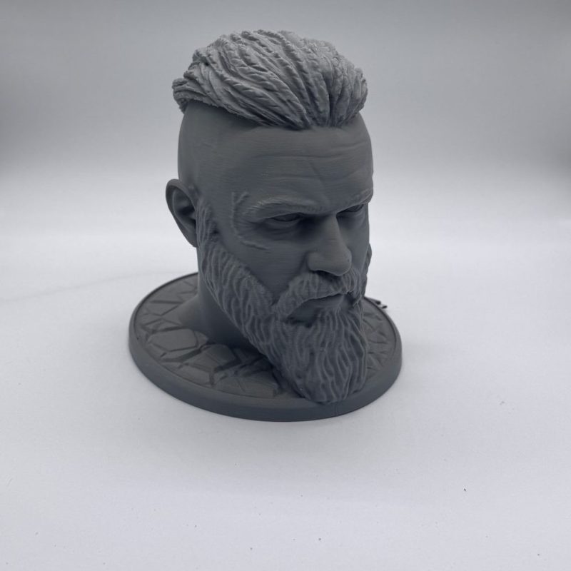 Support casque audio viking Ragnar imprimé en 3D, version grise – vue trois quarts