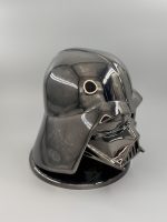 Casque Dark Vador chromé imprimé en 3D en vue trois quarts – support de casque audio