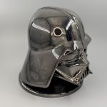 Casque Dark Vador chromé imprimé en 3D en vue trois quarts – support de casque audio