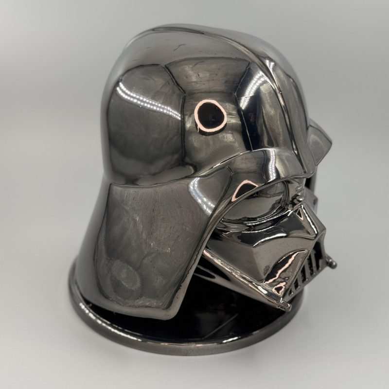 Casque Dark Vador chromé imprimé en 3D en vue trois quarts – support de casque audio