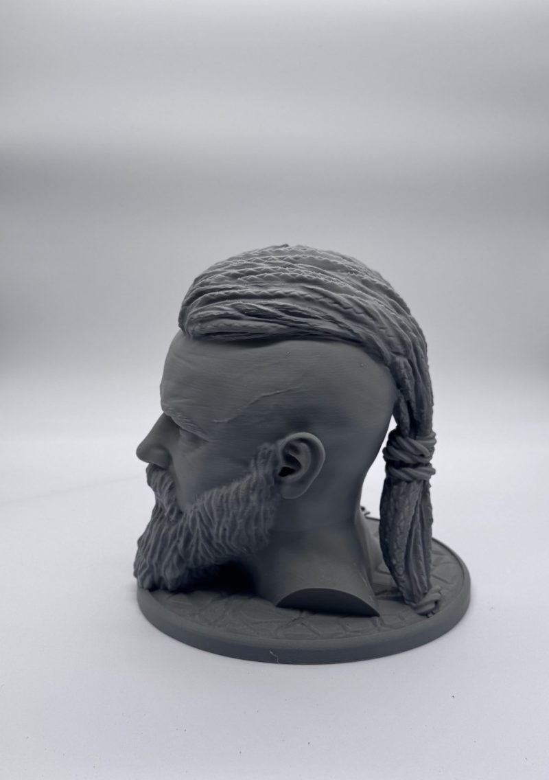 Buste viking Ragnar de profil gauche avec queue de cheval tressée – support casque gaming