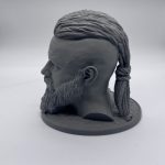 Buste viking Ragnar de profil gauche avec queue de cheval tressée – support casque gaming