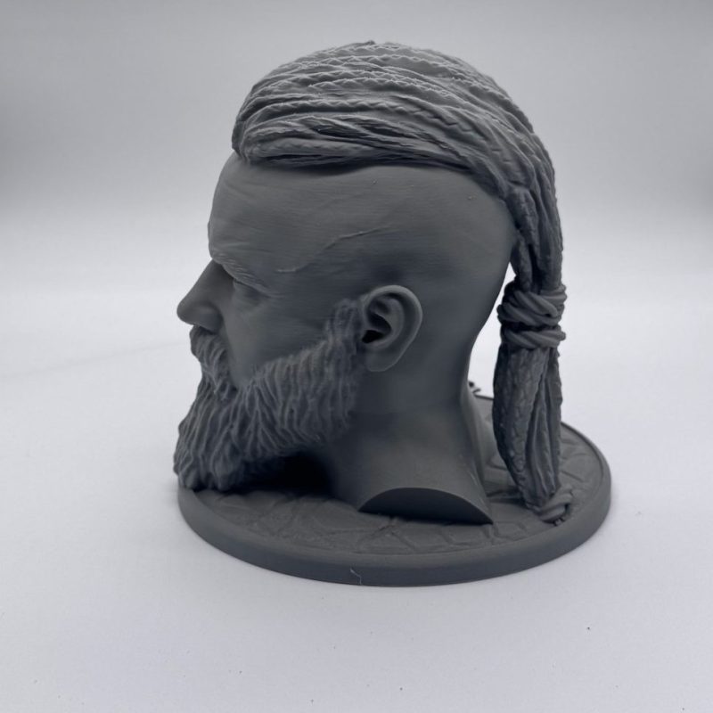 Buste viking Ragnar de profil gauche avec queue de cheval tressée – support casque gaming