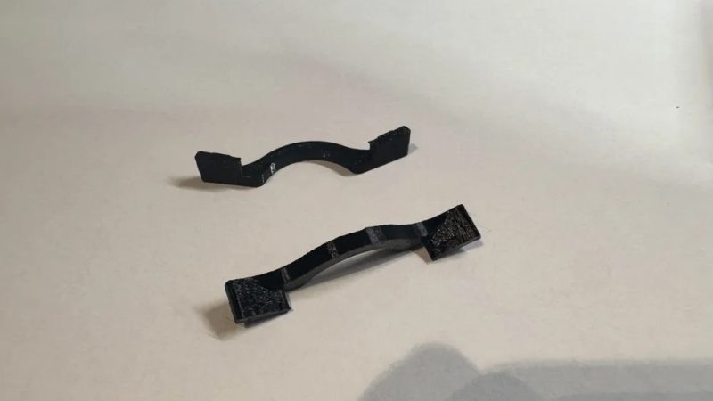 Deux bouchons de volets de turbulence BMW imprimés en 3D en ASA chargé carbone (CF08)