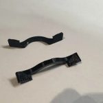 Deux bouchons de volets de turbulence BMW imprimés en 3D en ASA chargé carbone (CF08)