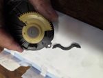 Swirl flap stopper imprimé en 3D en ASA carbone à côté de l'actionneur Bosch de volets de turbulence BMW