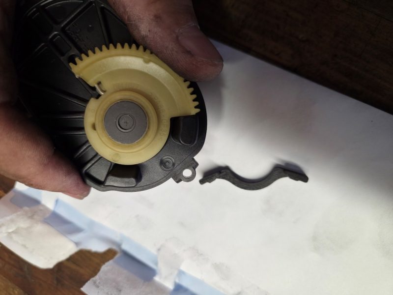Swirl flap stopper imprimé en 3D en ASA carbone à côté de l'actionneur Bosch de volets de turbulence BMW