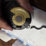 Swirl flap stopper imprimé en 3D en ASA carbone à côté de l'actionneur Bosch de volets de turbulence BMW
