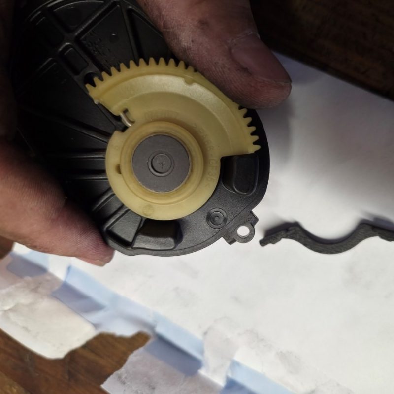 Swirl flap stopper imprimé en 3D en ASA carbone à côté de l'actionneur Bosch de volets de turbulence BMW