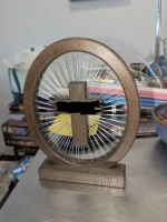 Croix murale à fils tendus — décoration moderne