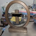 Croix murale à fils tendus — décoration moderne