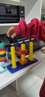 Jouet à formes tournantes — motricité fine
