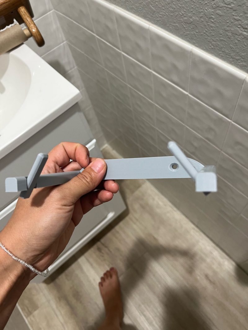 Dérouleur de papier toilette compact — modèle discret