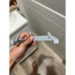 Dérouleur de papier toilette compact — modèle discret