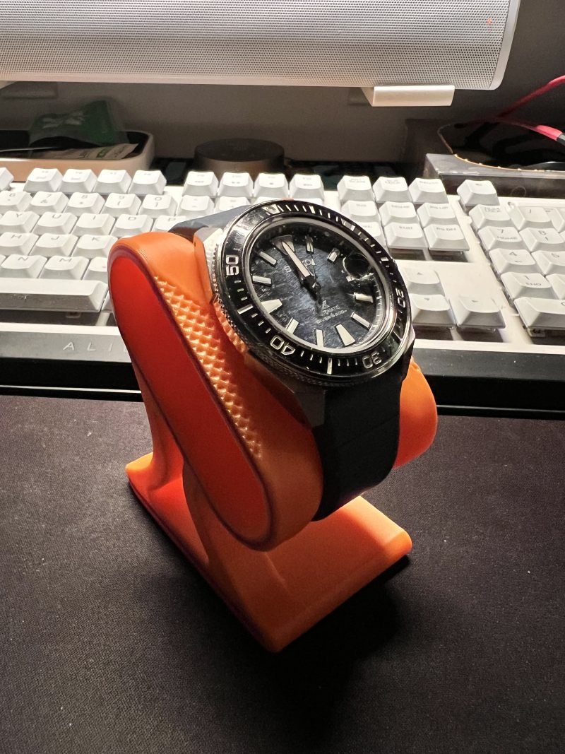 Présentoir à montre design — socle plein