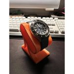 Présentoir à montre design — socle plein