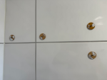 Organiseur mural pour appareil de coiffage et embouts