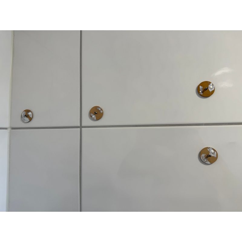 Organiseur mural pour appareil de coiffage et embouts