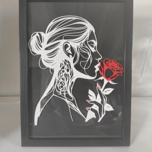 Tableau mural « Femme et rose » — silhouette en relief