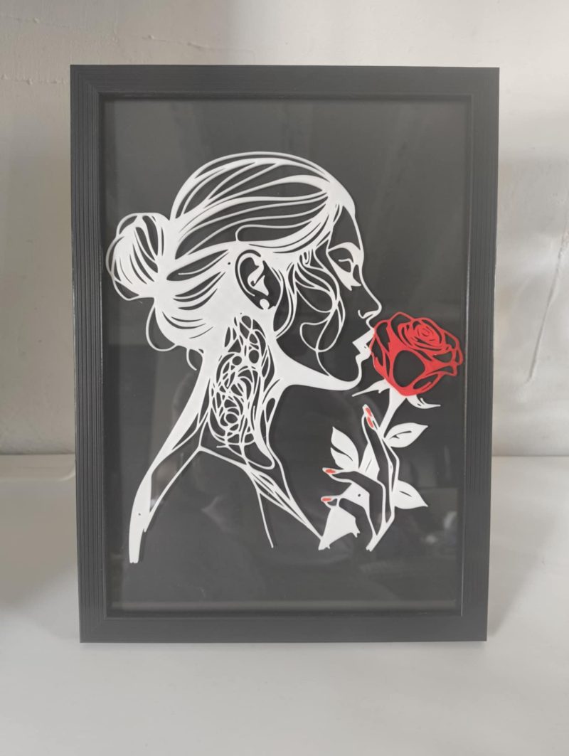 Tableau mural « Femme et rose » — silhouette en relief